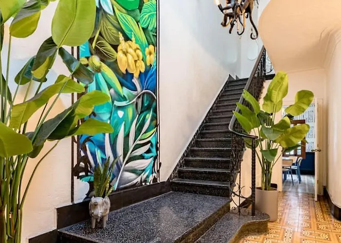Huge For 23, Rare Indoor Garden Near Hotspots